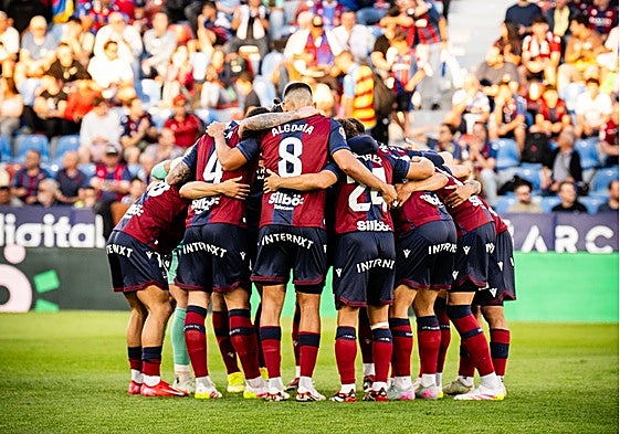 Los jugadores del Levante se conjuran antes del inicio del partido contra el Albacete.