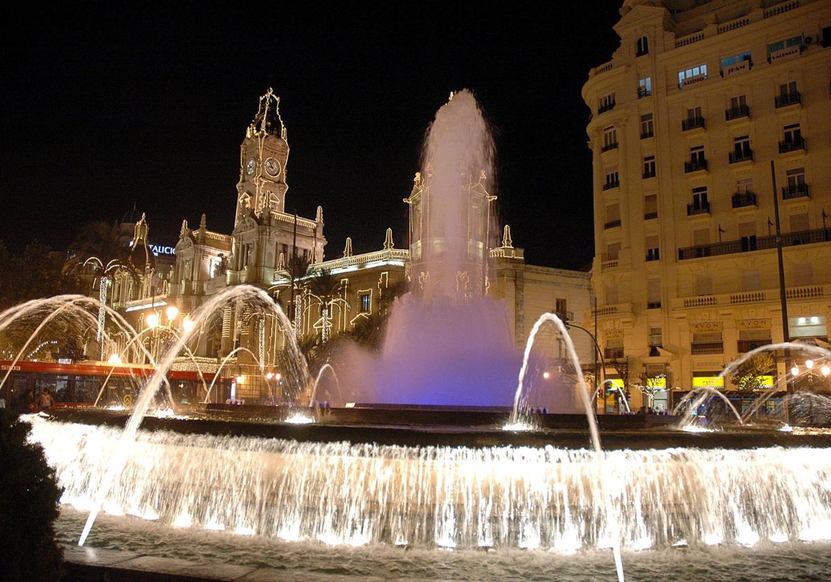 Fuente iluminada en la plaza del Ayuntamiento en una imagen de archivo.