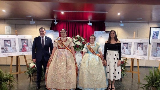 Las falleras mayores 2025 en el acto de su despedida, junto al acalde y la concejala de Fallas.