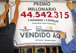 Varios afortunados ganadores del Euromillones, en una imagen de archivo.