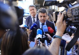 Carlos Mazón atiende a los medios de comunicación.