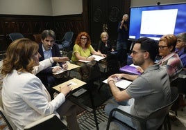 reunión de la alcaldesa de Valencia, María José Catalá, con colectivos de Orriols, como Orriols en Lucha.