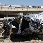 Un coche en el barranco del Poyo.