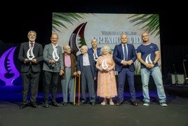 El alcalde con los galardonados.