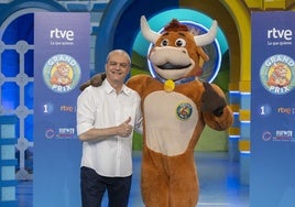 Ramón García, presentador de 'El Grand Prix del verano' y la vaquilla.