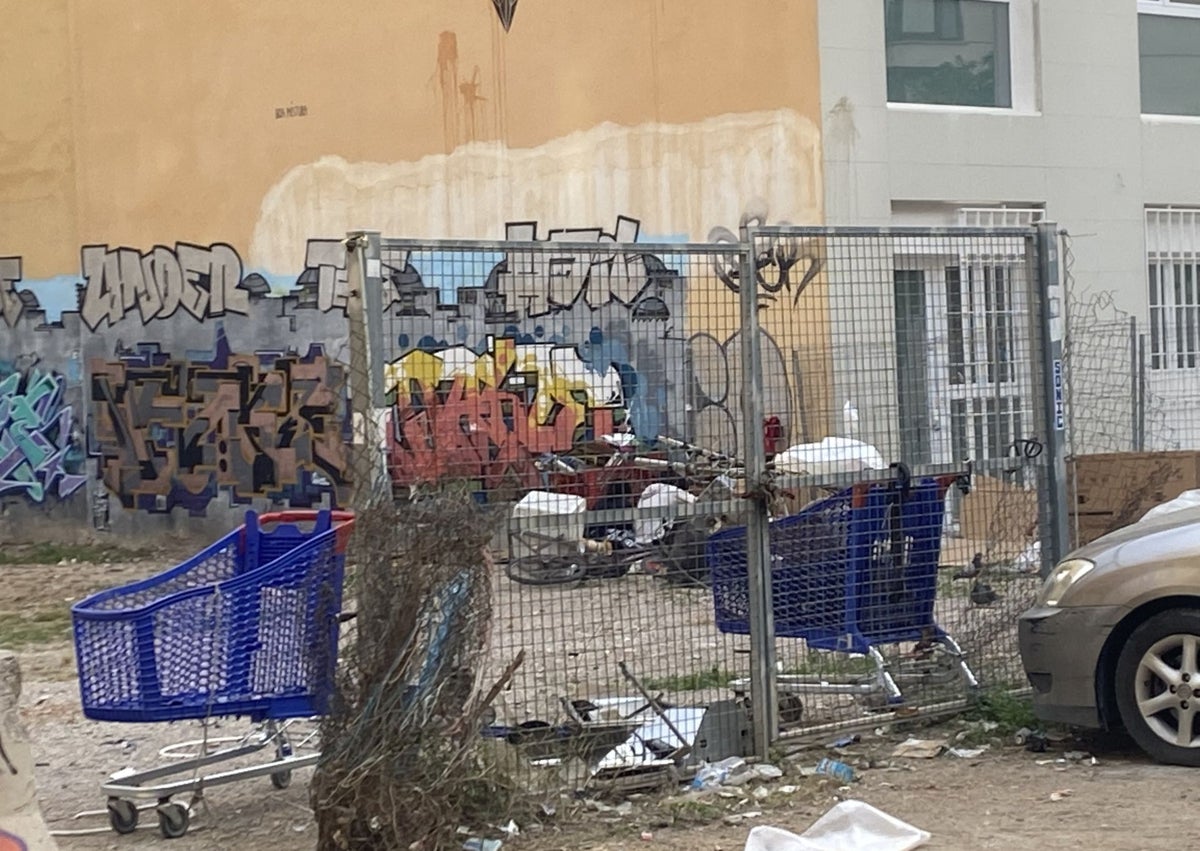 Imagen secundaria 1 - Carros y colchones en el solar de la calle Torno del Hospital.