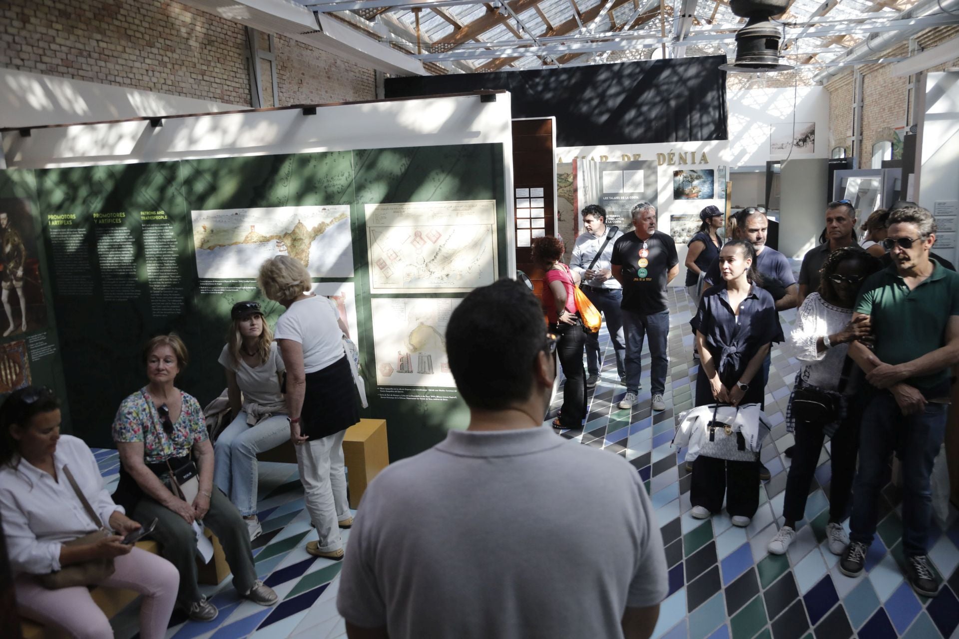 Imagen secundaria 2 - Los participantes disfrutando de la subasta de pescado, cociendo un barco de arrastre y en el Museu de la Mar. 