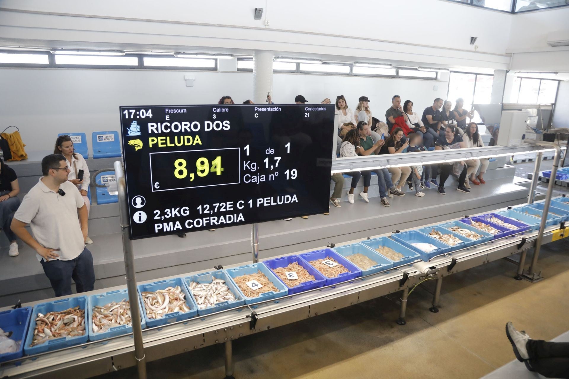Imagen principal - Los participantes disfrutando de la subasta de pescado, cociendo un barco de arrastre y en el Museu de la Mar. 