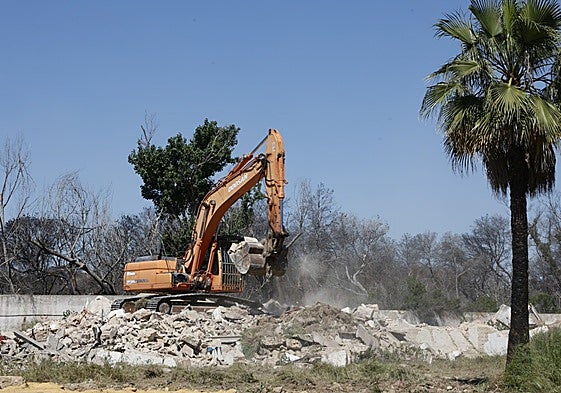 Máquinas haciendo efectivo el derribo de la Venta de Toros de El Saler.