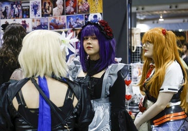Una joven vestida de personaje manga.