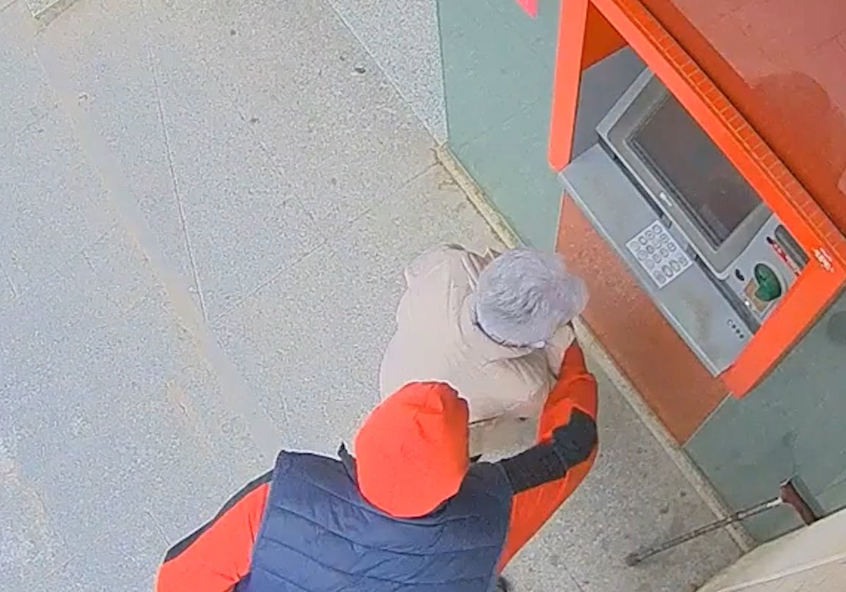 El delincuente en el momento que se abalanza sobre la víctima.