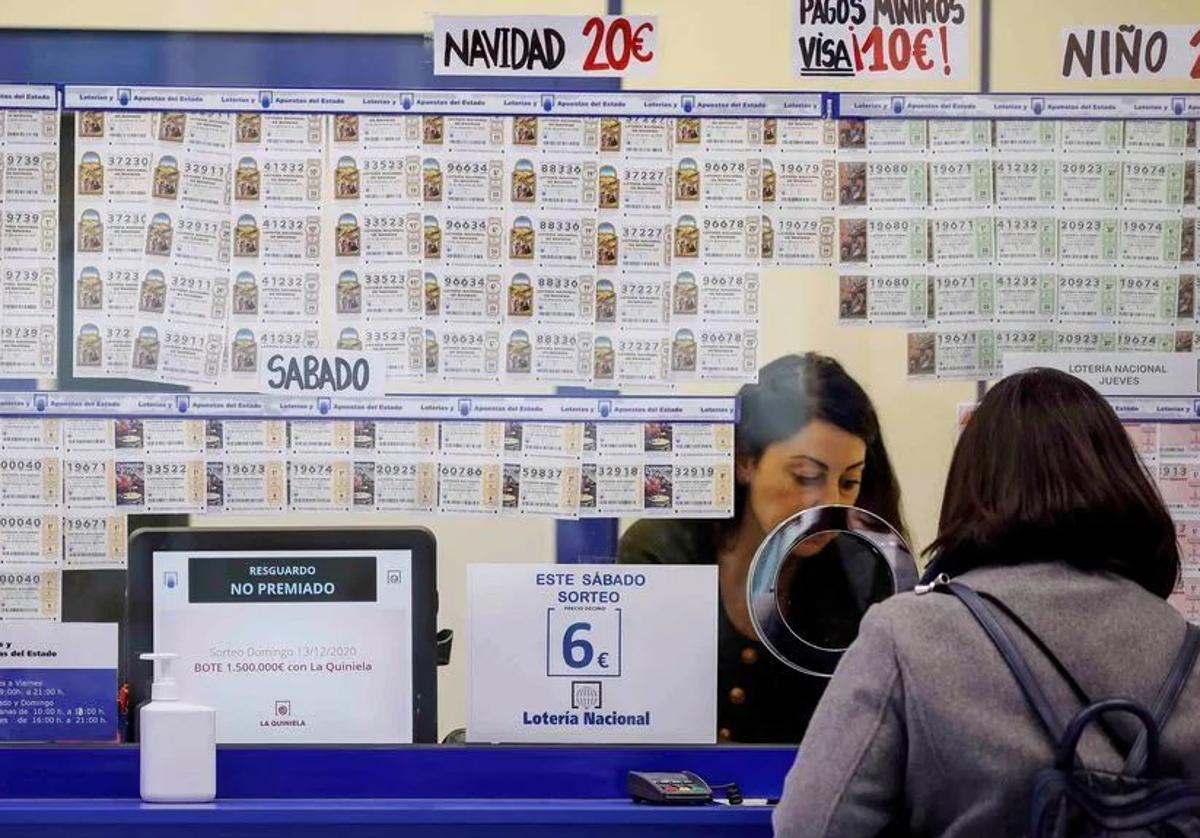 Venta de Lotería en una administración.