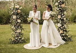 María Gómez-Lechón y Carolina Moyano, en su boda.