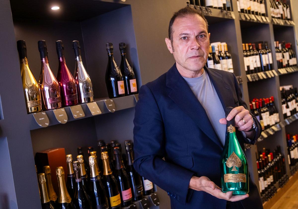 Javier Monedero sujeta un champán Armand de Brignac Blanc de Blancs en la exposición de productos de su distribuidora Dicoval.