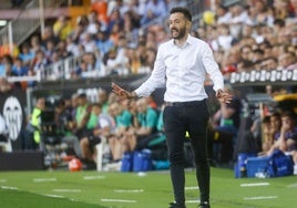 Carlos Corberán, dirige a sus jugadores frente al Athletic.