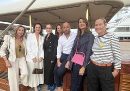 Algunos de los invitados a un evento muy especial sobre la goleta atracada en el puerto de Valencia