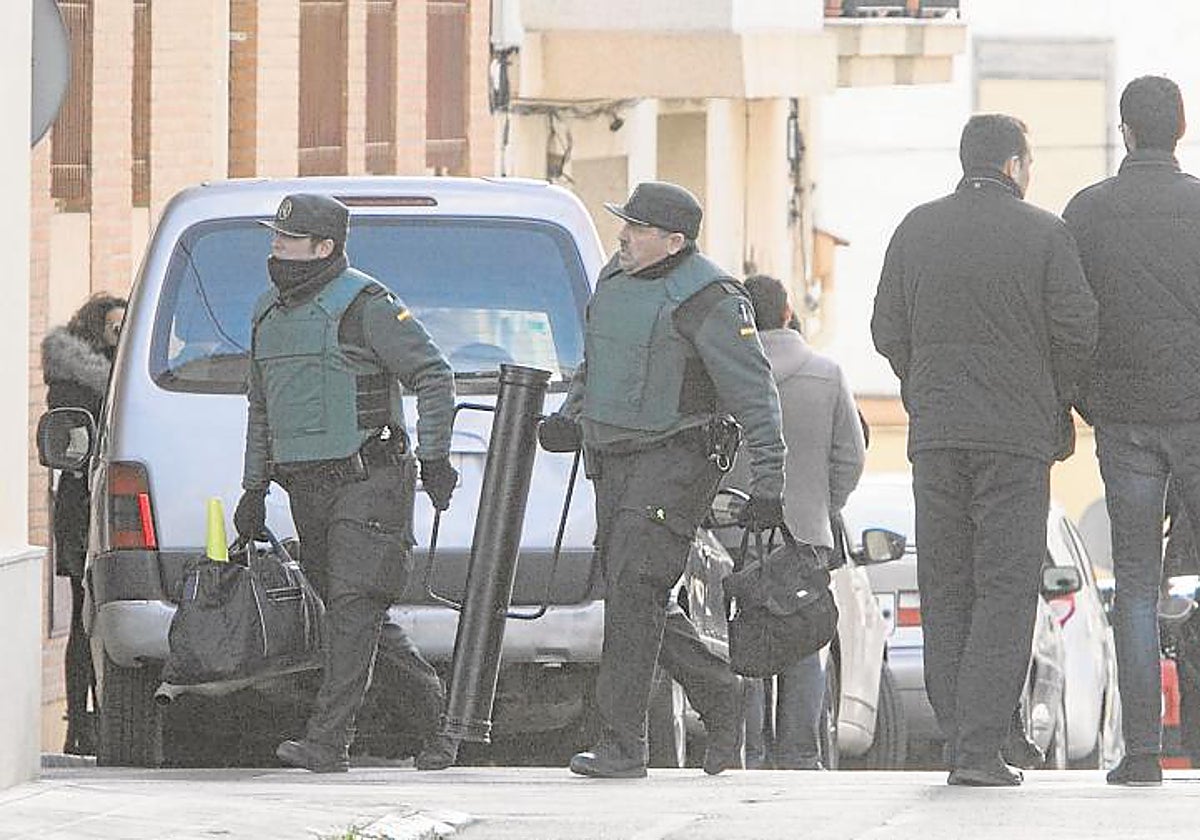 Dos guardias civiles en una imagen de archivo de una operación en Requena.