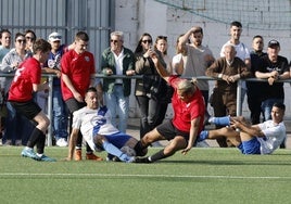 Uno de los últimos lances del partido, donde las fuerzas ya estaban justas.