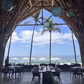 Vista de la playa desde el interior del beach club Tierra Tropical.