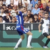 José Gayà, en una acción del partido contra el Athletic en Mestalla.
