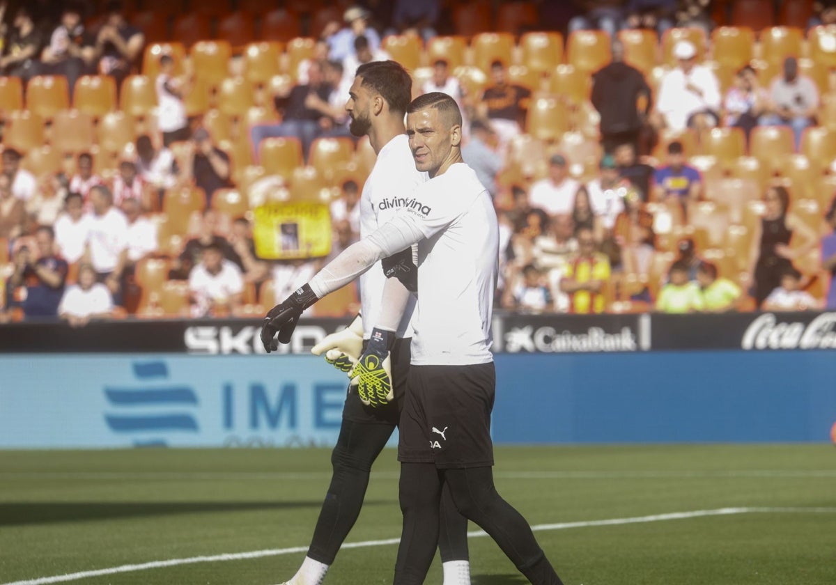 Mamardashvili y Jaume Doménech, antes del partido frente al Athletic.
