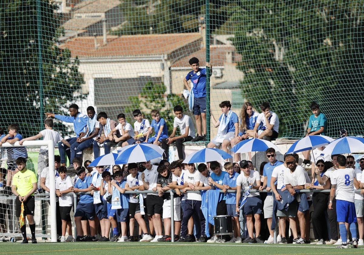 Imagen principal - Arriba la afición local. Josué, el crack del Camporrobles. Y un lance del partido.