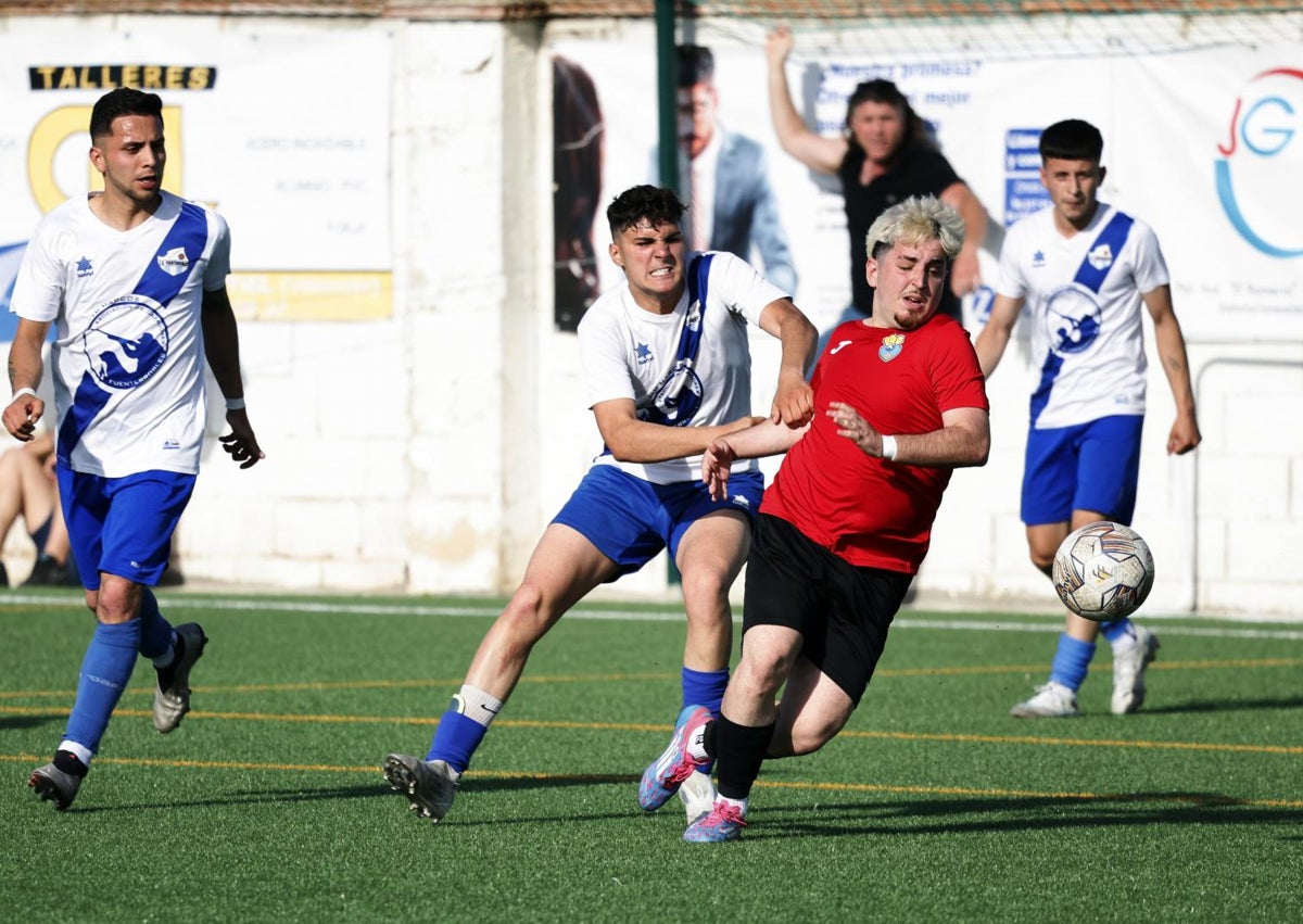 Imagen secundaria 1 - Arriba la afición local. Josué, el crack del Camporrobles. Y un lance del partido.