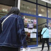 Una pareja de clientes en una administración de lotería.