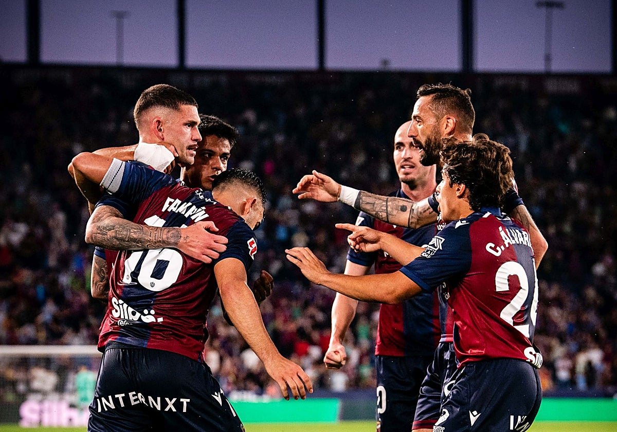 Los futbolistas del Levante celebra el gol frente al Albacete.