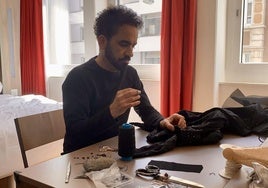 Gustavo Adolfo Tarí, cosiendo el traje de Melody.