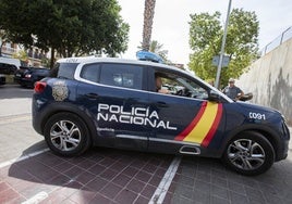 Un vehículo de la Policía Nacional en Valencia, en una imagen de archivo.