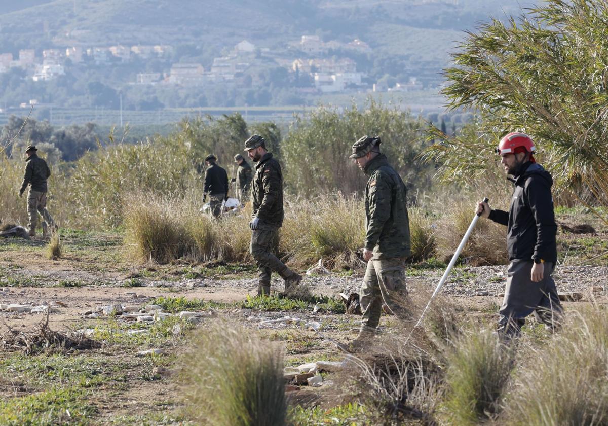 Efectivos de la Guardia Civil en la búsqueda de víctimas en Chiva.