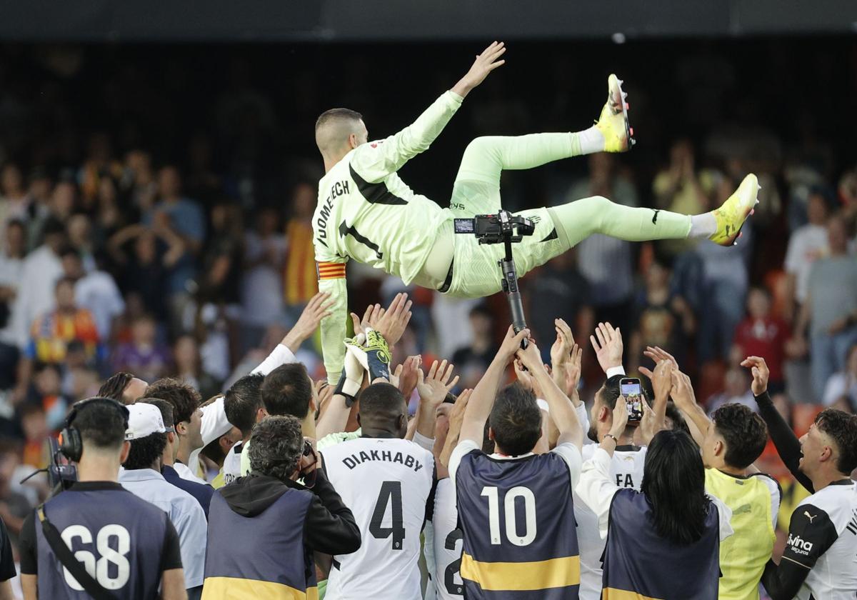 Así ha sido la despedida de Mestalla de Gayà, Mamardashvili y Jaume