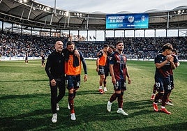 Calero junto a los jugadores tras ganar al Racing en el Ciutat de Valencia.