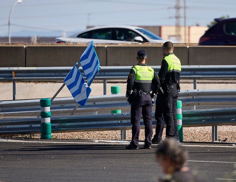 Policías locales, junto al escenario del accidente.