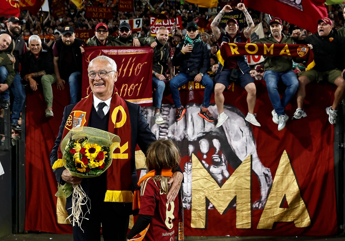 Claudio Ranieri se despide junto a los aficionados de la Roma.