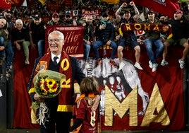 Claudio Ranieri se despide junto a los aficionados de la Roma.