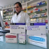 Varios medicamentos sobre el mostrador de una farmacia.