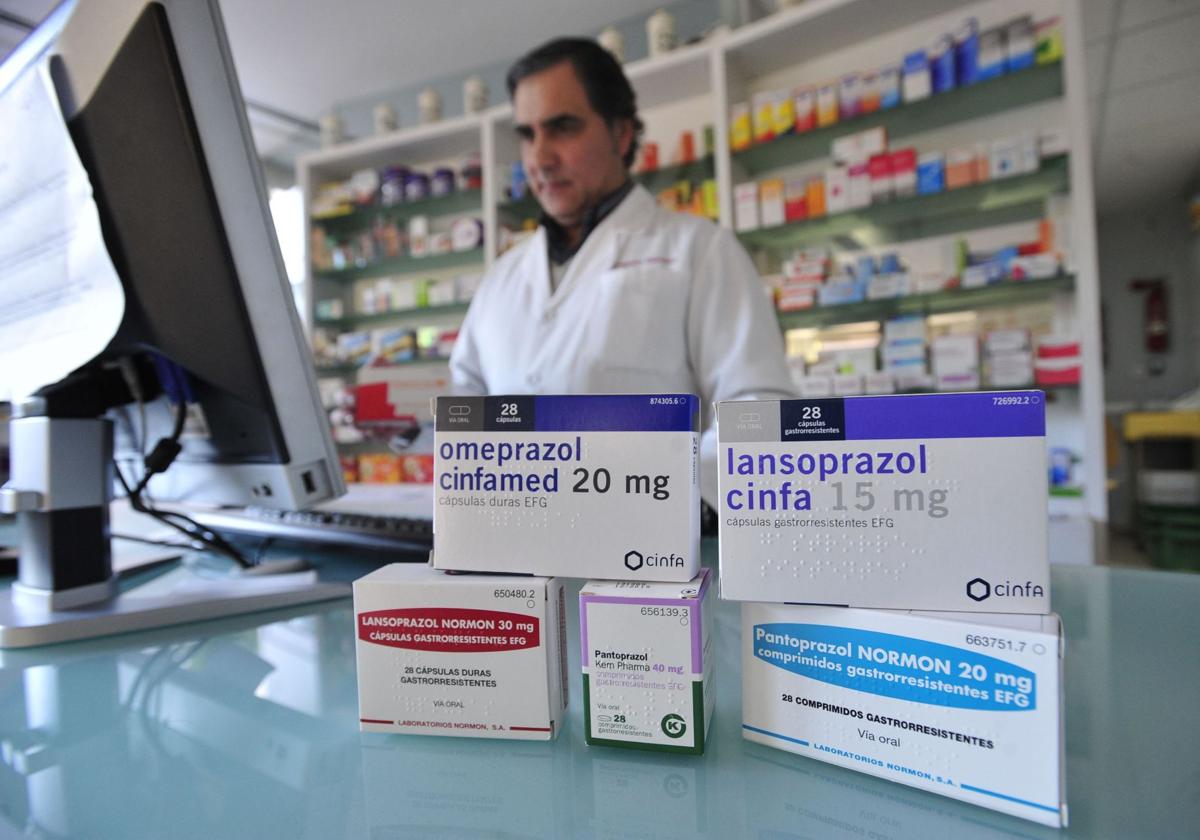 Varios medicamentos sobre el mostrador de una farmacia.