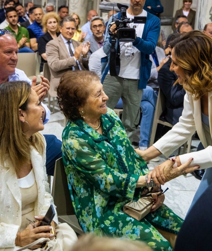 Imagen secundaria 2 - Altos cargos asistentes a la toma de posesión y Catalá saludando a la familia de Albendín.