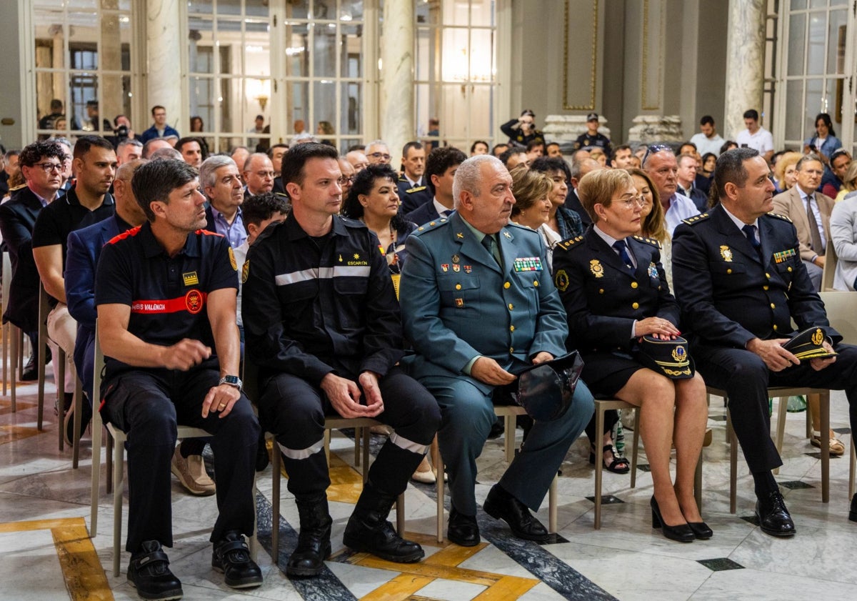 Imagen principal - Altos cargos asistentes a la toma de posesión y Catalá saludando a la familia de Albendín.