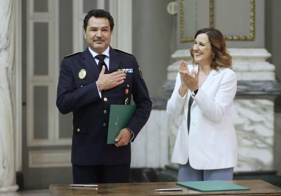 El nuevo jefe de Policía Local, junto a al alcaldesa de Valencia.