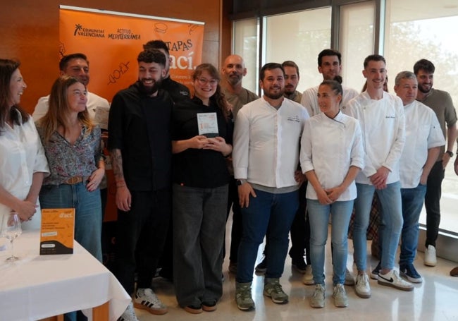 Participantes y jurado tras recibir los galardones.