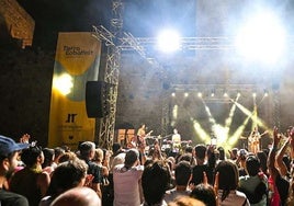 Actuación en Tierra Bobal Fest.