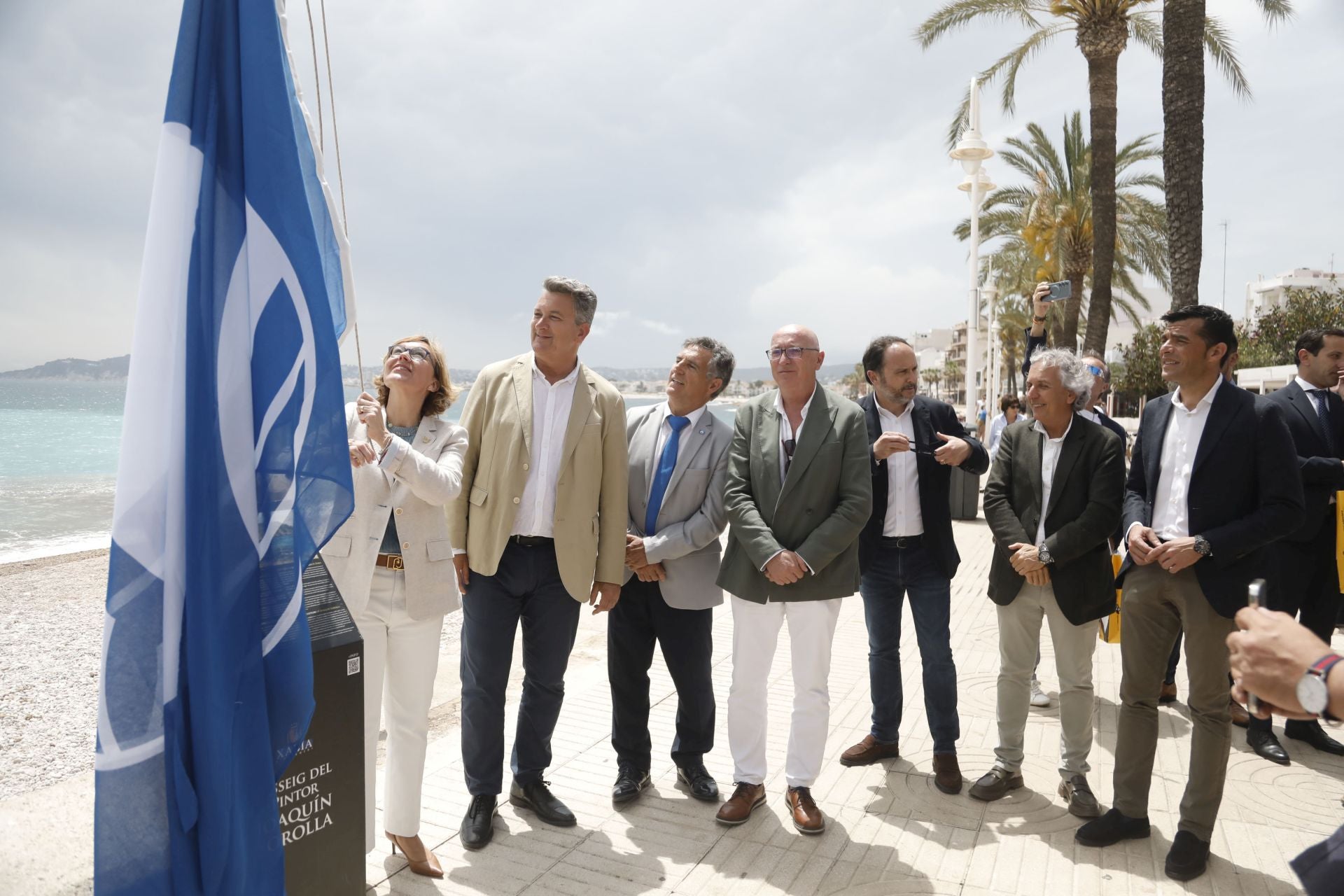 Imagen secundaria 2 - Estampas del acto de entrega de banderas azules de la Comunitat y la izada en la playa de La Grava a cargo de la alcaldesa de Xàbia.
