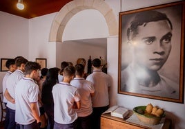 Un grupo de alumnos visita la Casa Museo de Miguel Hernández