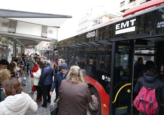 Imagen de archivo de una para de autobús.