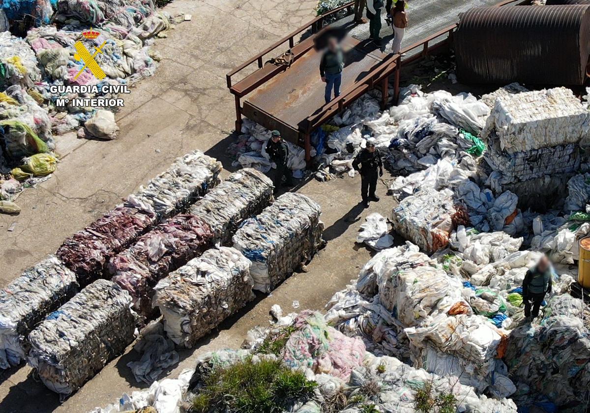 Una planta ilegal de Alberic participaba en el tráfico internacional de residuos plásticos