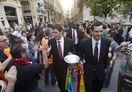 Sam Van Rossom y Pau Ribas, durante la celebración del título de la Eurocup de 2014.