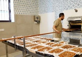 Un artesano en plena elaboración en su horno.
